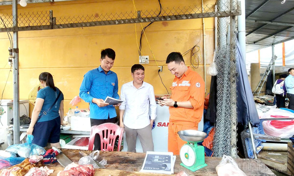 Tuổi trẻ Hồng Th&aacute;i đồng h&agrave;nh c&ugrave;ng người d&acirc;n c&agrave;i đặt ứng dụng EVN CSKH