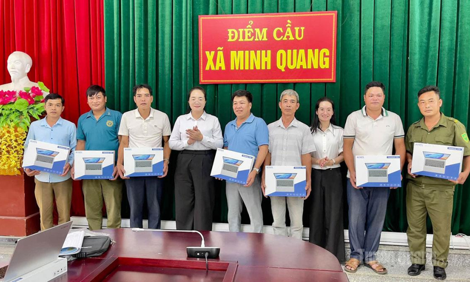 Minh Quang b&agrave;n giao 17 m&aacute;y t&iacute;nh x&aacute;ch tay phục vụ chuyển đổi số tại cơ sở