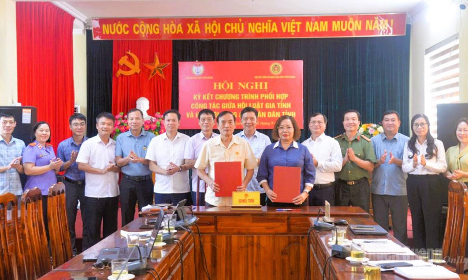 K&yacute; kết chương tr&igrave;nh phối hợp giữa Hội Luật gia v&agrave; Hội Cựu C&ocirc;ng an nh&acirc;n d&acirc;n tỉnh