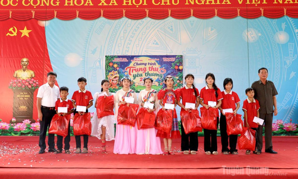 Trao qu&agrave; Trung thu y&ecirc;u thương tại H&ograve;a An