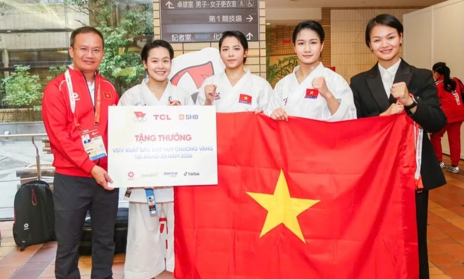 L&atilde;nh đạo Bộ Văn h&oacute;a, Thể thao v&agrave; Du lịch ch&uacute;c mừng tấm Huy chương V&agrave;ng đầu ti&ecirc;n của thể thao Việt Nam tại ASIAD 20