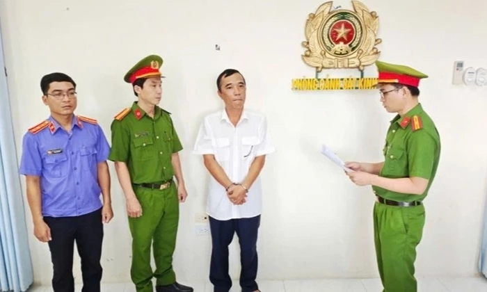 Bắt tạm giam cựu c&ocirc;ng chức thuế ở Vĩnh Long v&igrave; giả mạo 441 h&oacute;a đơn điện tử