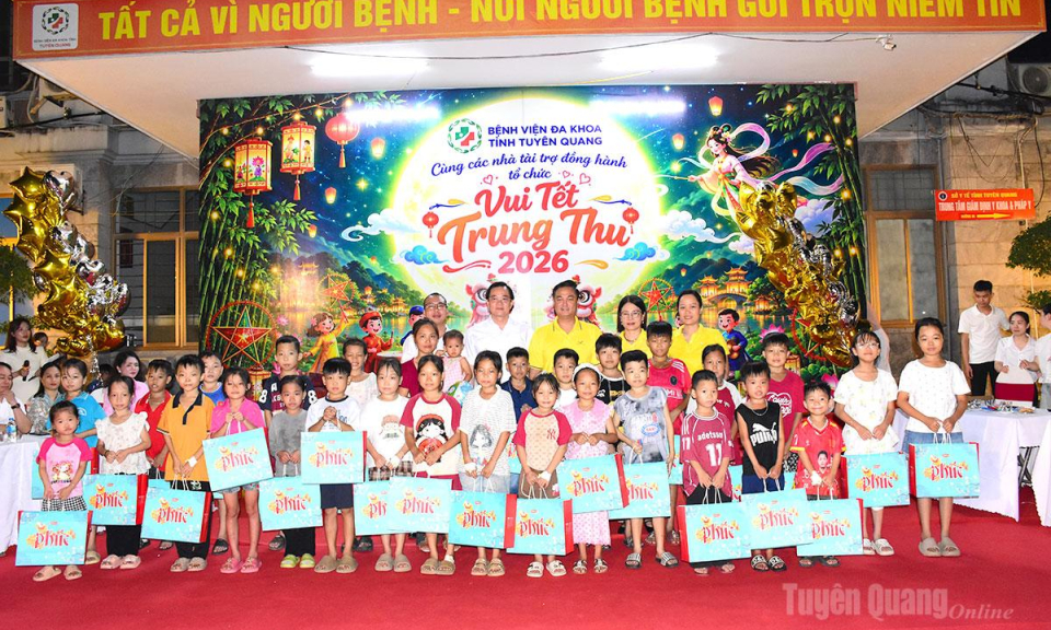 Trao gần 150 triệu đồng qu&agrave; Trung thu cho bệnh nhi tại Bệnh viện Đa khoa tỉnh Tuy&ecirc;n Quang