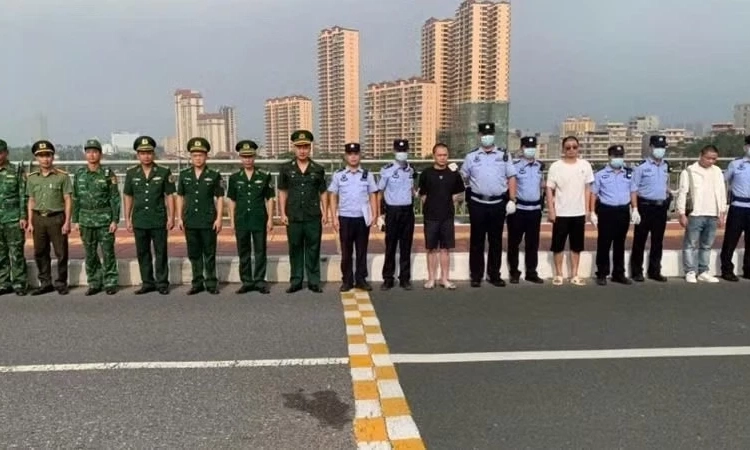 Trao trả 8 c&ocirc;ng d&acirc;n Trung Quốc vi phạm ph&aacute;p luật Việt Nam cho cơ quan chức năng Trung Quốc