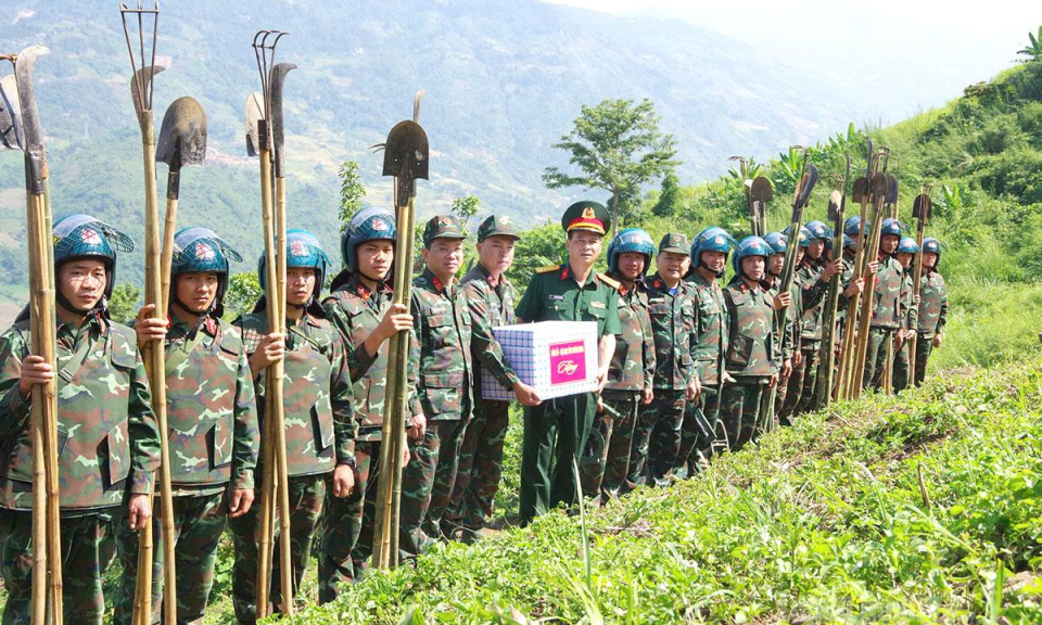 Bộ CHQS tỉnh động vi&ecirc;n lực lượng r&agrave; ph&aacute; bom m&igrave;n tại bản Si Cai