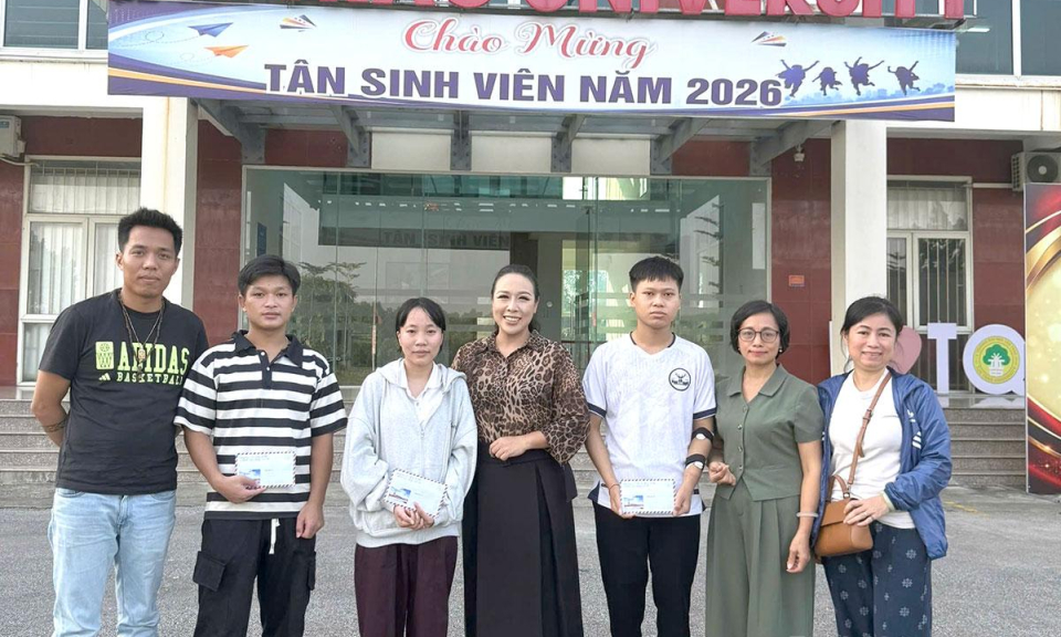 Trao học bổng cho 3 sinh vi&ecirc;n c&oacute; ho&agrave;n cảnh kh&oacute; khăn của Trường Đại học T&acirc;n Tr&agrave;o