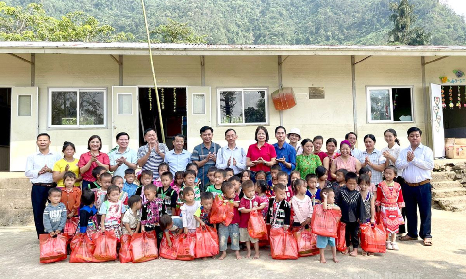 Quỹ T&acirc;m hồn đẹp H&agrave; Nội hỗ trợ bữa ăn trưa cho học sinh tại 2 điểm trường
