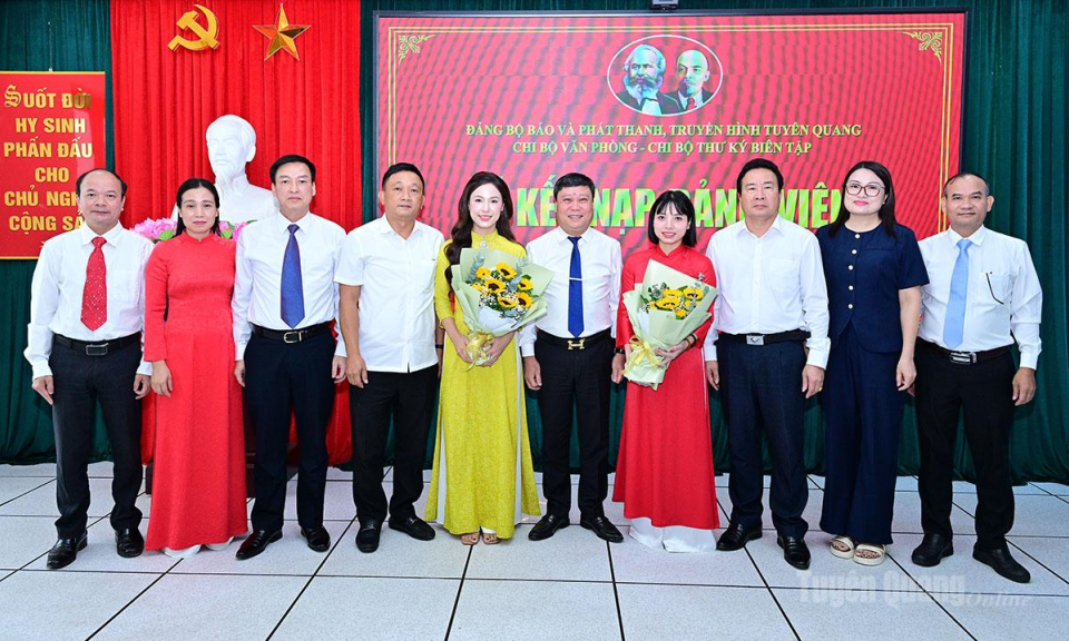 Đảng bộ B&aacute;o v&agrave; ph&aacute;t thanh, truyền h&igrave;nh Tuy&ecirc;n Quang kết nạp hai đảng vi&ecirc;n mới