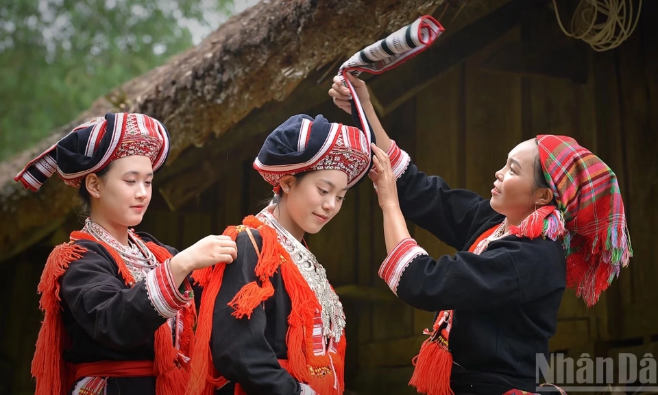 Dấu ấn văn h&oacute;a cộng đồng Dao Đỏ qua trang phục cưới truyền thống