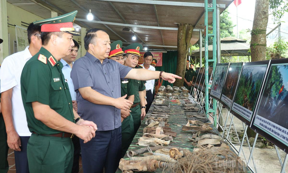 Chủ tịch UBND tỉnh Phan Huy Ngọc l&agrave;m việc với Đội t&igrave;m kiếm, quy tập h&agrave;i cốt liệt sĩ