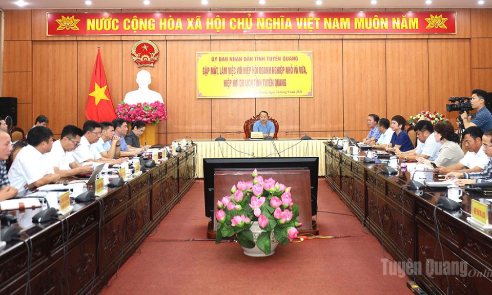 Chủ tịch UBND tỉnh Phan Huy Ngọc: Hiệp hội Doanh nghiệp nhỏ v&agrave; vừa, Hiệp hội Du lịch tỉnh cần ph&aacute;t huy tối đa dư địa ph&aacute;t triển