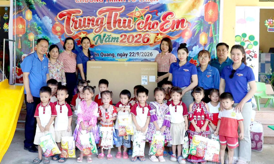 Trao tr&ecirc;n 30.000 suất qu&agrave; Trung thu cho thiếu nhi