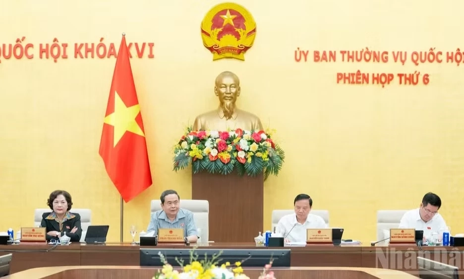 Th&ocirc;ng qua Nghị quyết quy định về chế độ bảo vệ Thẩm ph&aacute;n