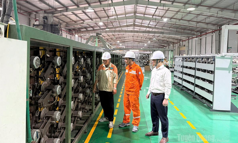 C&ocirc;ng ty Điện lực Tuy&ecirc;n Quang đẩy mạnh ph&aacute;t triển điện mặt trời m&aacute;i nh&agrave; v&agrave; lan tỏa c&aacute;c dịch vụ tiện &iacute;ch số