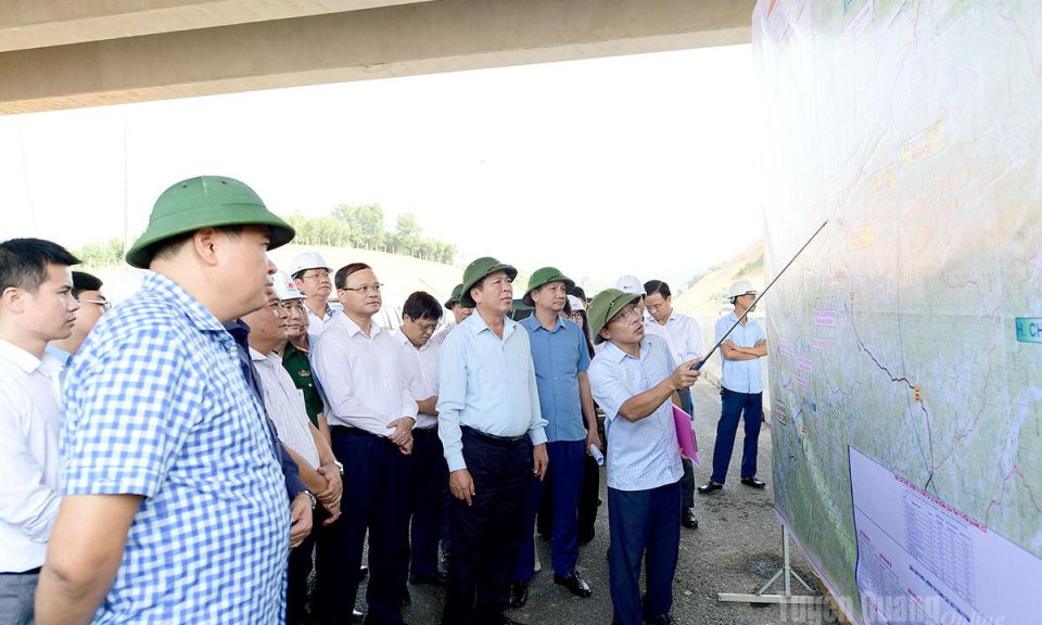 Bộ trưởng Bộ X&acirc;y dựng Trần Hồng Minh kiểm tra t&igrave;nh h&igrave;nh thực hiện Dự &aacute;n cao tốc Tuy&ecirc;n Quang &ndash; H&agrave; Giang giai đoạn 1
