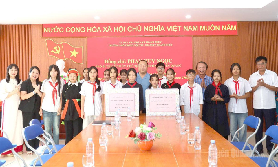 Chủ tịch UBND tỉnh Phan Huy Ngọc tặng qu&agrave; Tết Trung thu tại một số đơn vị