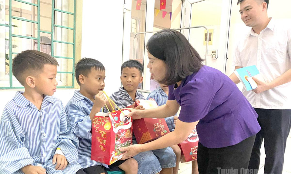 Đồng ch&iacute; L&yacute; Thị Lan, Ph&oacute; Trưởng đo&agrave;n ĐBQH chuy&ecirc;n tr&aacute;ch tỉnh tặng qu&agrave; Tết Trung thu bệnh nhi c&oacute; ho&agrave;n cảnh kh&oacute; khăn