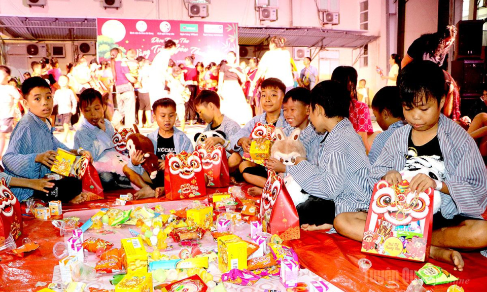 &ldquo;Vầng trăng y&ecirc;u thương&rdquo; d&agrave;nh cho bệnh nhi Bệnh viện Đa khoa H&agrave; Giang