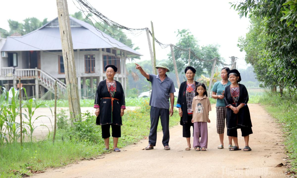 B&iacute; thư Chi bộ gần D&acirc;n, trọng D&acirc;n