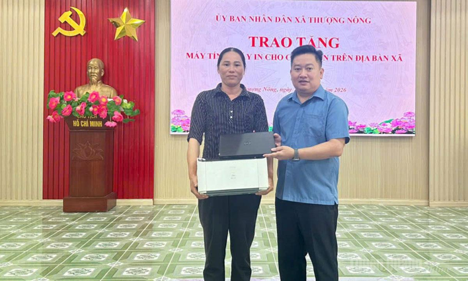 Thượng N&ocirc;ng trao tặng 7 bộ m&aacute;y t&iacute;nh v&agrave; m&aacute;y in phục vụ chuyển đổi số tại cơ sở