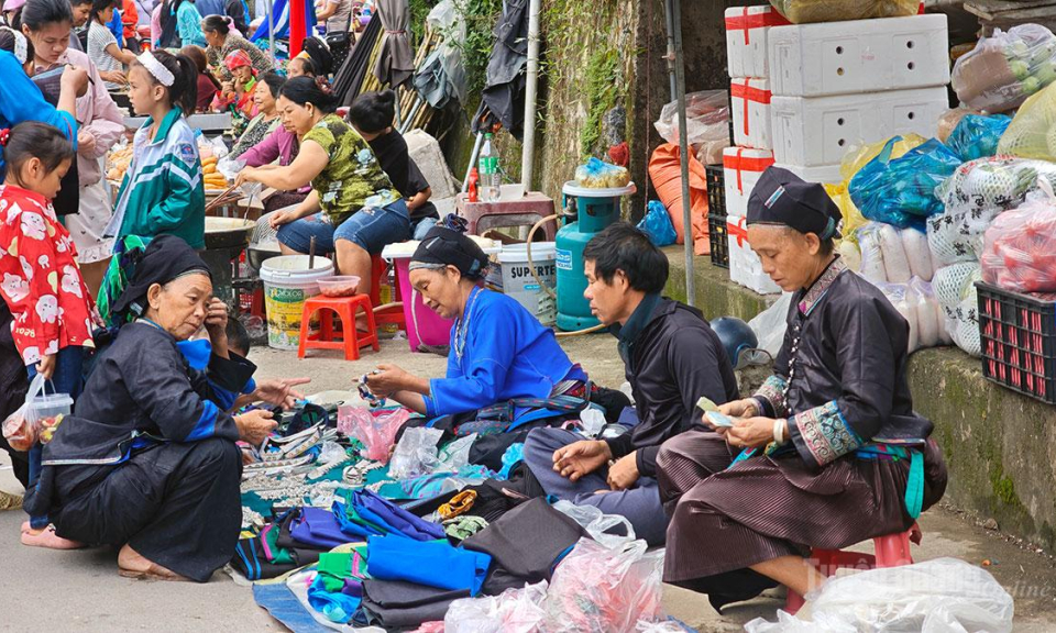 Chợ phi&ecirc;n Ho&agrave;ng Su Ph&igrave;