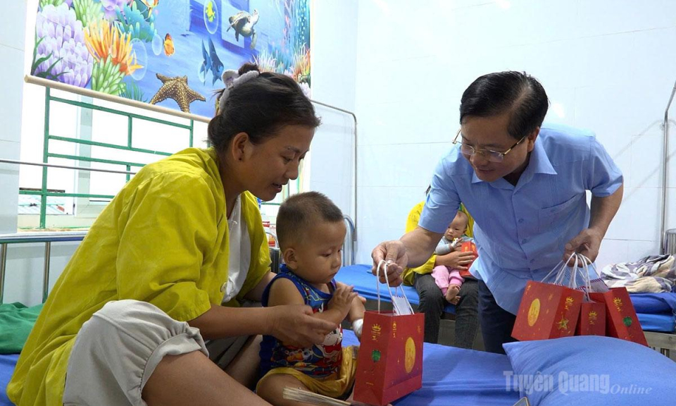 Trưởng ban Tổ chức Tỉnh uỷ Trần Quang Minh tặng qu&agrave; Trung thu bệnh nhi tại Bệnh viện Đa khoa khu vực Bắc Quang