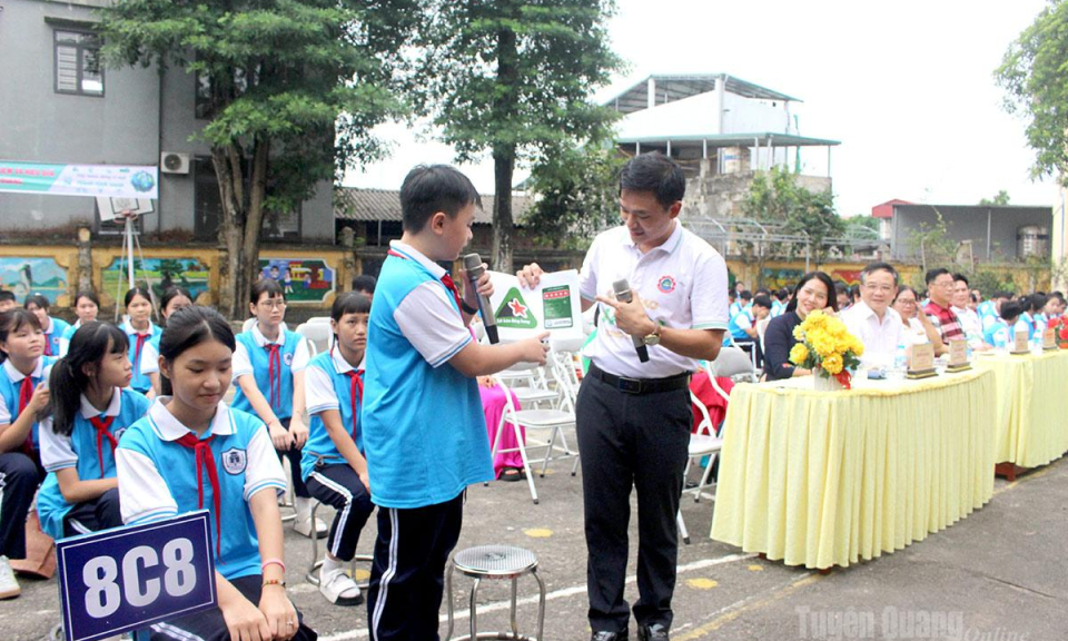 Tuy&ecirc;n truyền tiết kiệm điện, lan tỏa &yacute; thức sống xanh trong học sinh