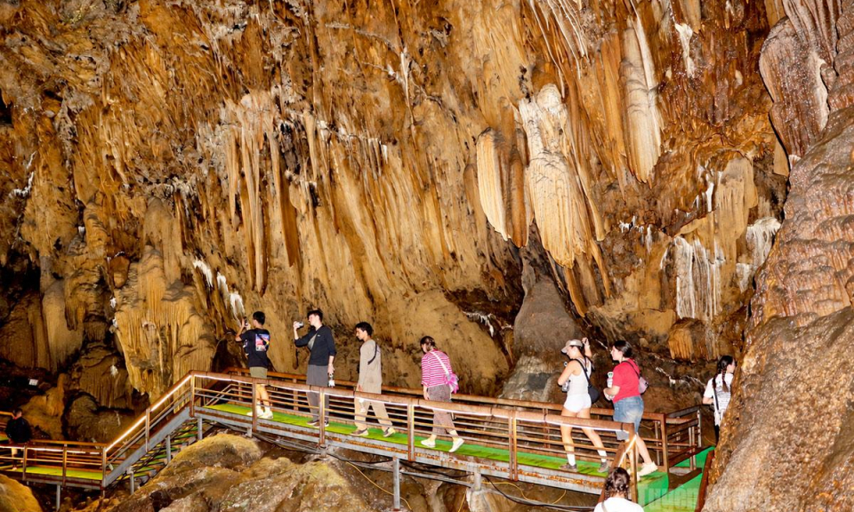 &nbsp;Vẻ đẹp kỳ ảo của hang L&ugrave;ng Kh&uacute;y