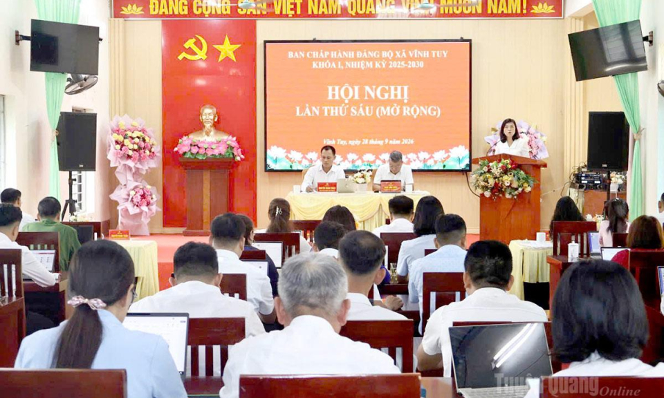 Ph&oacute; Chủ tịch HĐND tỉnh Phạm Thị Minh Xu&acirc;n dự Hội nghị BCH Đảng bộ x&atilde; Vĩnh Tuy lần thứ 6