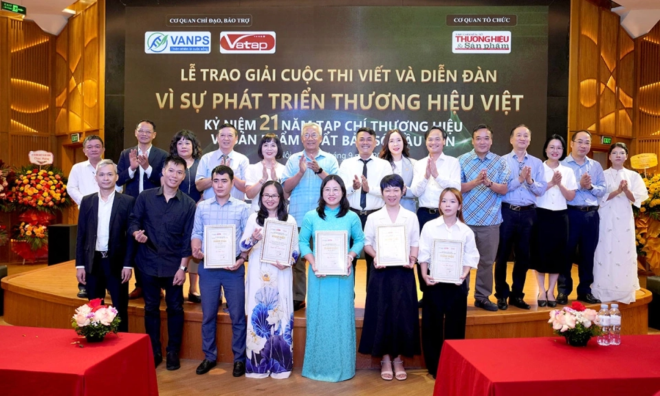 Trao giải cuộc thi viết &ldquo;V&igrave; sự ph&aacute;t triển thương hiệu Việt&rdquo;