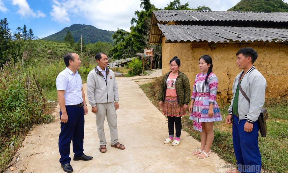 Đảng vi&ecirc;n c&ugrave;ng b&agrave;n, c&ugrave;ng l&agrave;m với Nh&acirc;n d&acirc;n