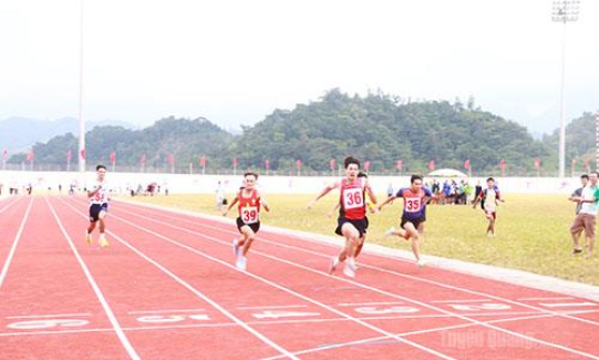 L&ugrave; Ho&agrave;ng Đức chinh phục đường chạy