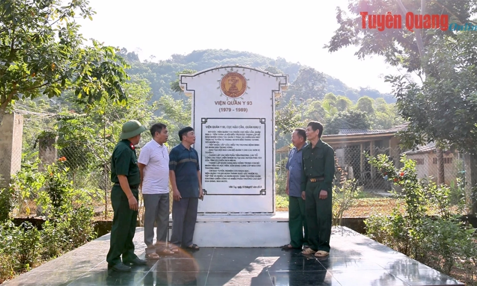 Nh&acirc;n d&acirc;n g&oacute;p sức t&igrave;m t&ecirc;n liệt sĩ