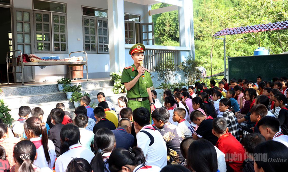 An to&agrave;n đến lớp