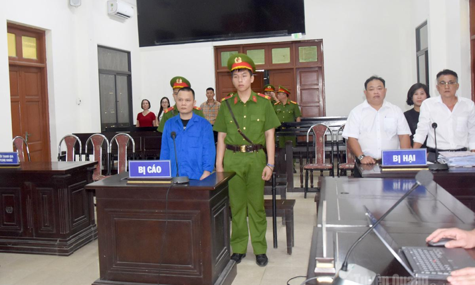 D&ugrave;ng gạch n&eacute;m v&agrave;o đầu người đang x&ocirc; x&aacute;t đ&aacute;nh nhau trước cửa nh&agrave;, lĩnh 7 năm t&ugrave; về tội Giết người
