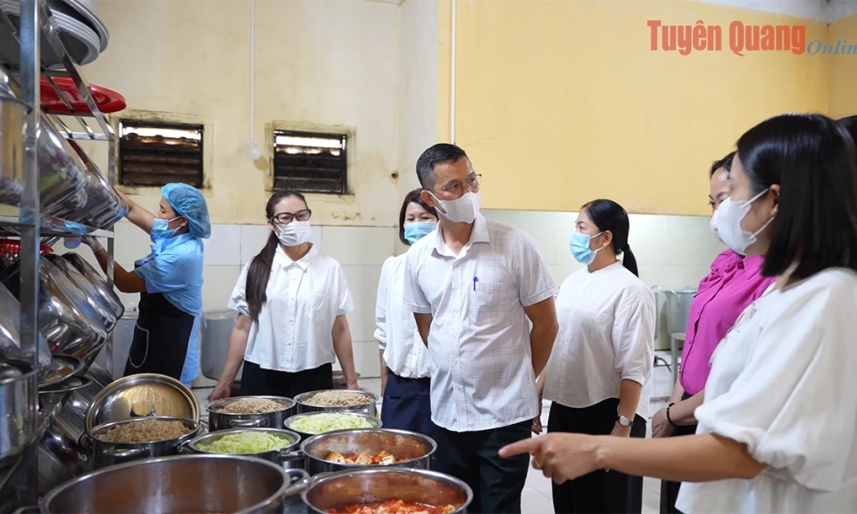 Đảm bảo nguồn cung thực phẩm cho bữa ăn b&aacute;n tr&uacute;
