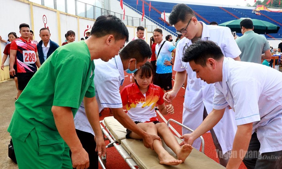Đồng h&agrave;nh c&ugrave;ng vận động vi&ecirc;n tr&ecirc;n s&acirc;n đấu