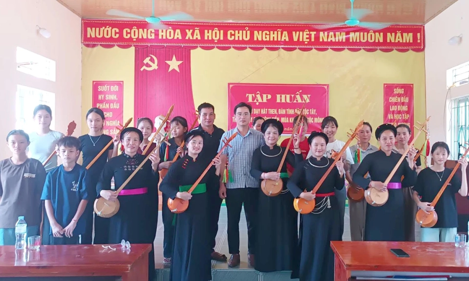 Trung H&agrave; mở lớp truyền dạy văn ho&aacute; d&acirc;n tộc