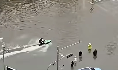 Cảnh s&aacute;t Th&aacute;i Lan bắt giữ người trượt m&ocirc; t&ocirc; nước tr&ecirc;n đường phố Bangkok