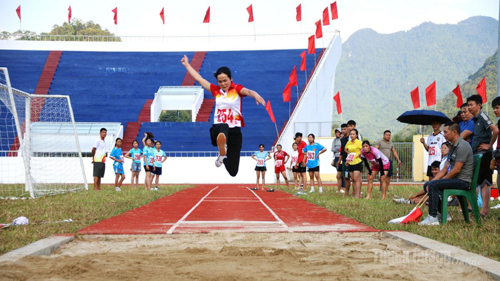 Nhảy xa nữ diễn ra kịch tính trên sân đấu.