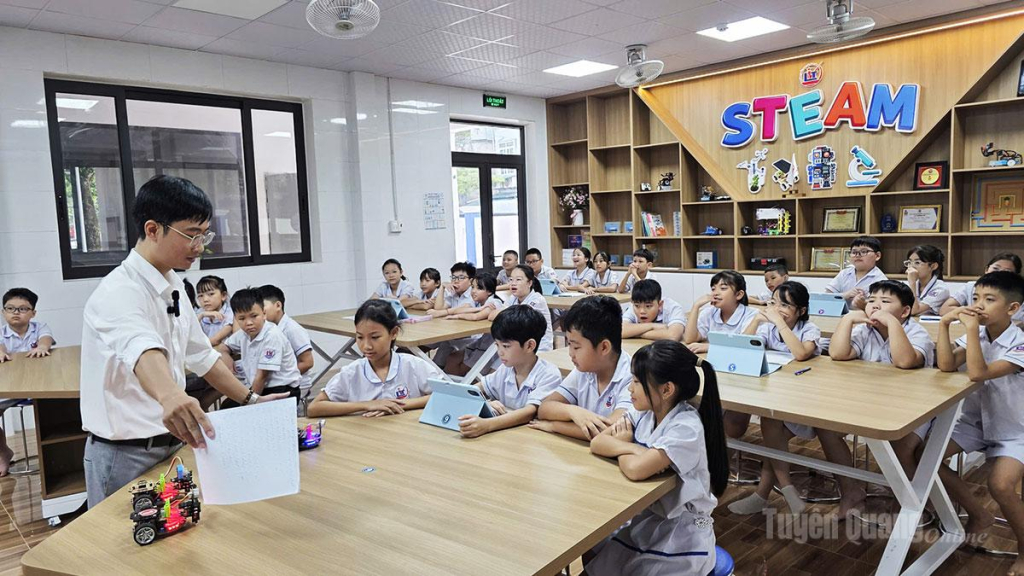 Thầy và trò trường  Tiểu học Lê Văn Tám  trong một tiết học STEAM.