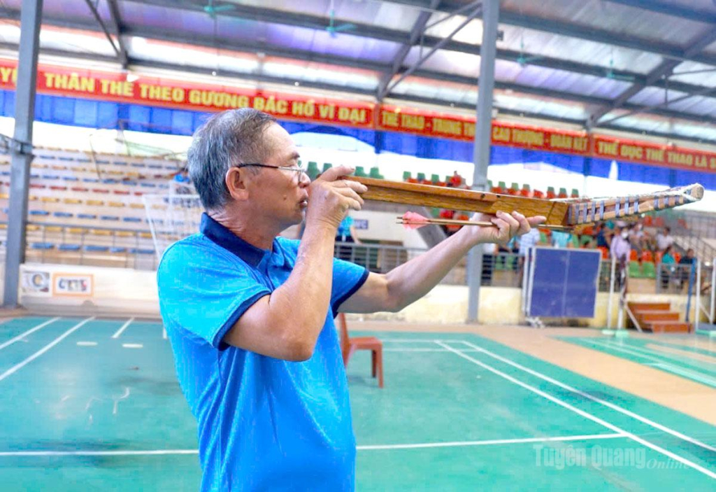 Ông Triệu Chòi Vạn thi đấu môn bắn nỏ.