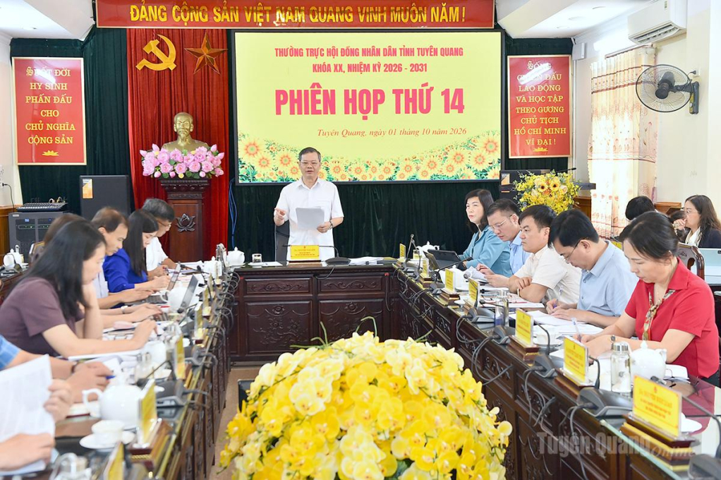 Đồng chí Nguyễn Văn Sơn, Chủ tịch HĐND tỉnh chủ trì phiên họp.