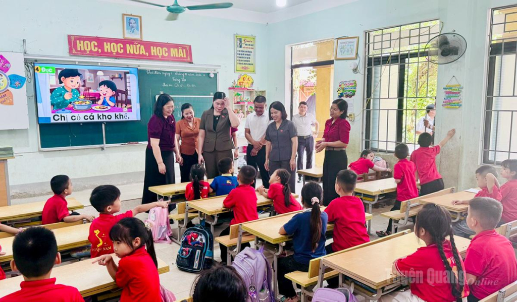 Đoàn ĐBQH khoá XVI tỉnh Tuyên Quang kiểm tra cơ sở vật chất Trường Tiểu học và THCS Cốc Pài.