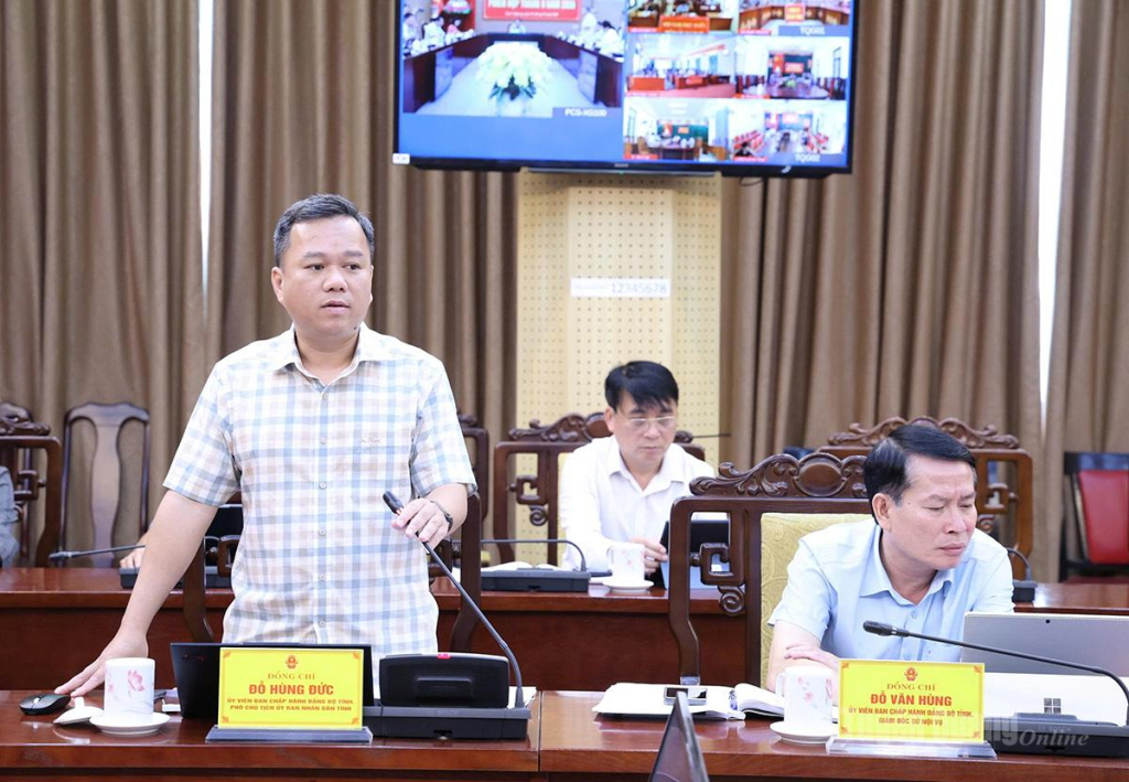 Đồng chí Phó Chủ tịch UBND tỉnh Đỗ Hùng Đức phát biểu tại phiên họp.