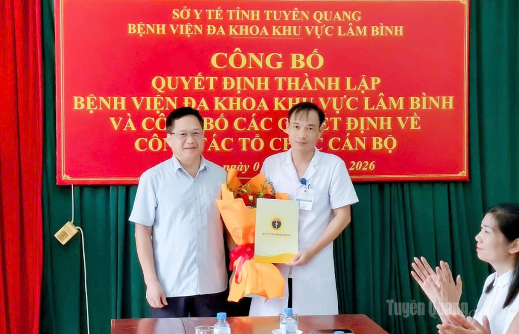 Lãnh đạo Sở Y tế trao Quyết định thành lập cho lãnh đạo Bệnh viện Đa khoa khu vực Lâm Bình.