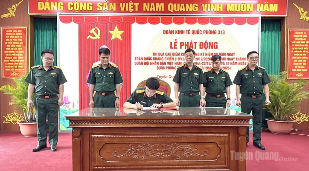Các cơ quan, đơn vị ký giao ước thi đua.