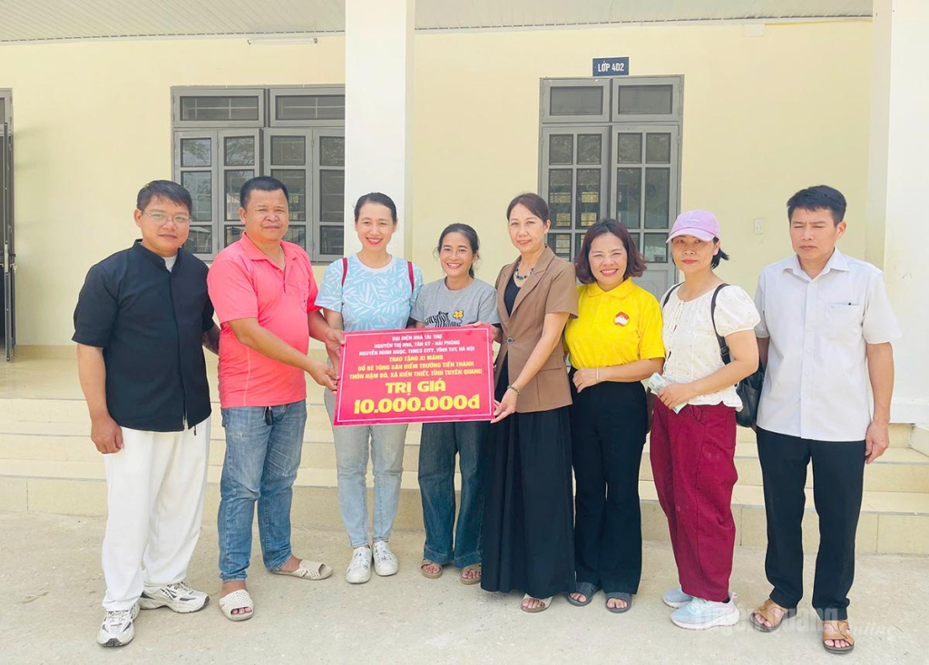 Các nhà hảo tâm trao kinh phí hỗ trợ vật liệu làm sân chơi cho điểm trường Tiểu học Nặm Bó, xã Kiến Thiết.