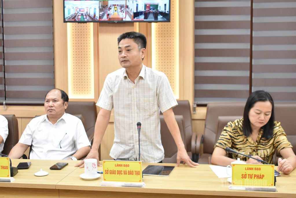 Lãnh đạo Sở Giáo dục và Đào tạo phát biểu tại cuộc họp.