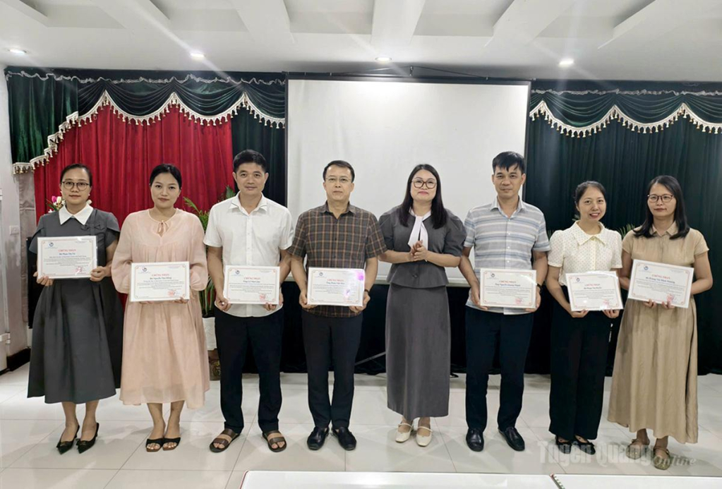 Lãnh đạo Báo và phát thanh, truyền hình Tuyên Quang trao chứng chỉ cho các học viên.